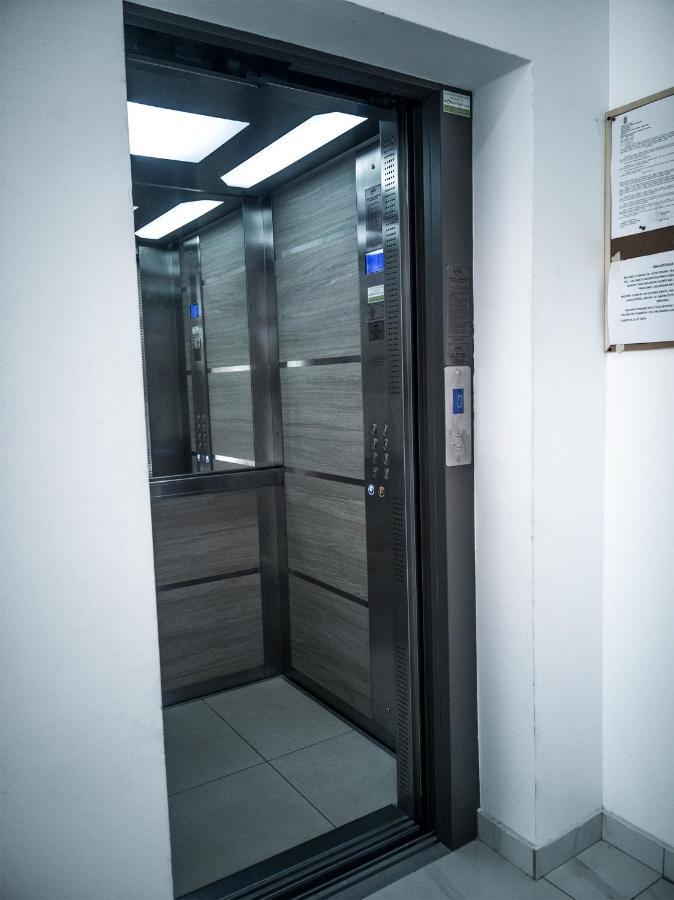 Raw Industrial City Apartment 수보티차 외부 사진
